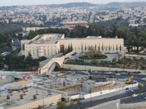 בניין בית המשפט העליון בירושלים, מבט מלמעלה, ברקע הכנסת