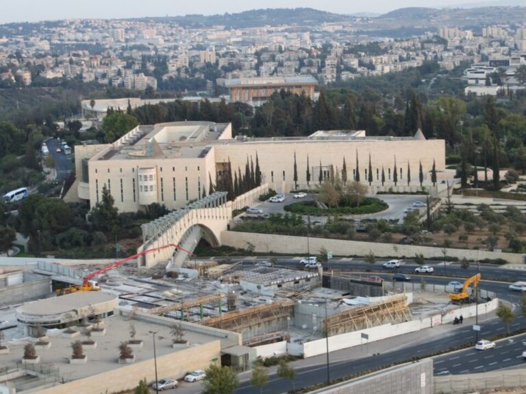 בניין בית המשפט העליון בירושלים, מבט מלמעלה, ברקע הכנסת