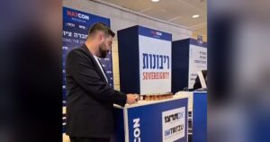 הדלקת נר זיכרון לחללי 7 באוקטובר בדוכן אם תרצו בכנס השמרנות הלאומית בירושלים
