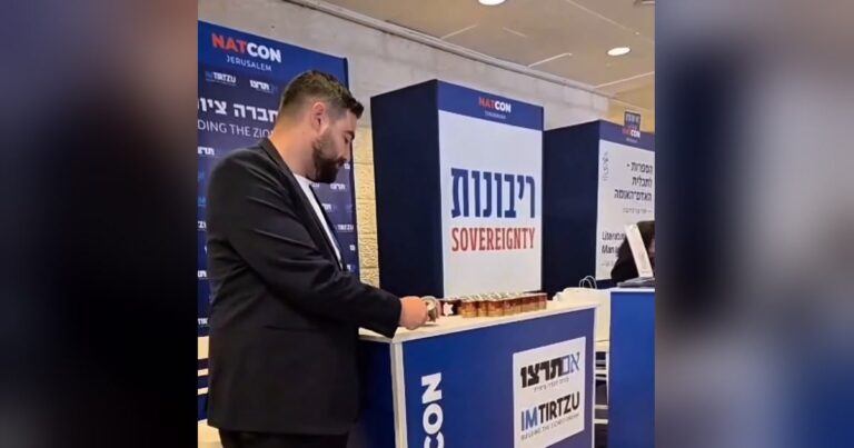 הדלקת נר זיכרון לחללי 7 באוקטובר בדוכן אם תרצו בכנס השמרנות הלאומית בירושלים