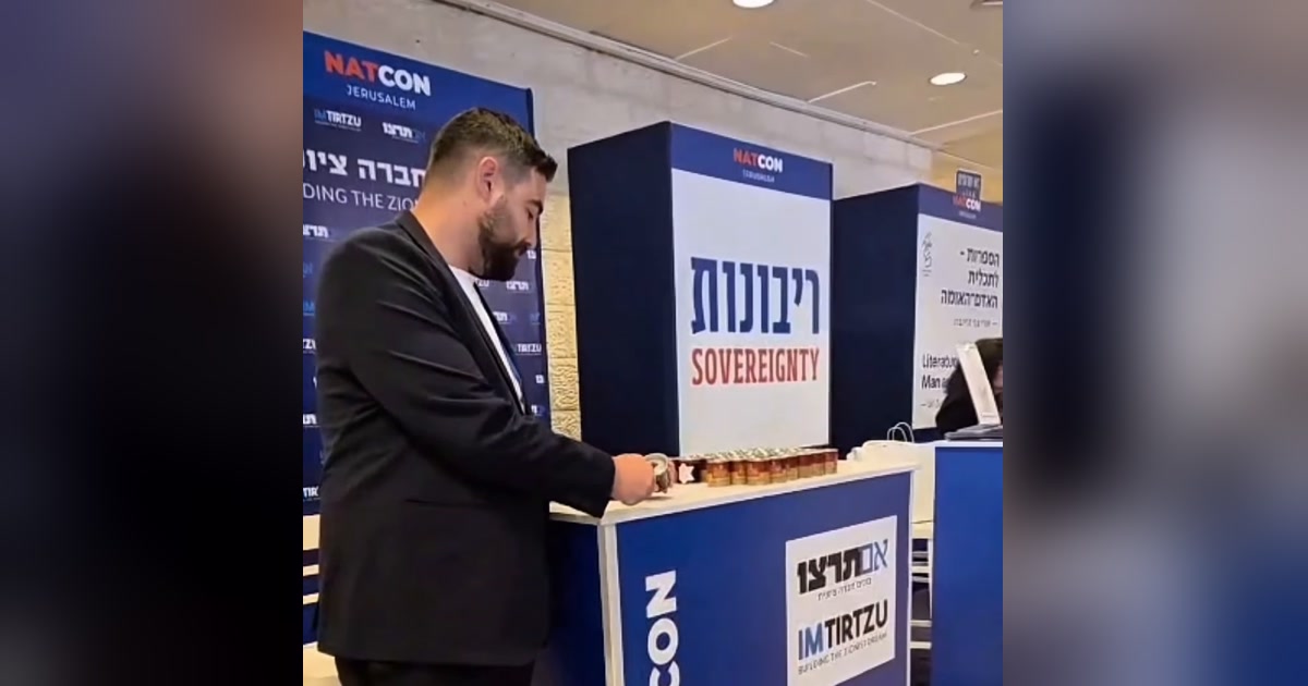 הדלקת נר זיכרון לחללי 7 באוקטובר בדוכן אם תרצו בכנס השמרנות הלאומית בירושלים