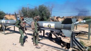 לוחמי צה״ל ליד רקטות בדר־3 בעמדה בצפון רצועת עזה, נובמבר 2023