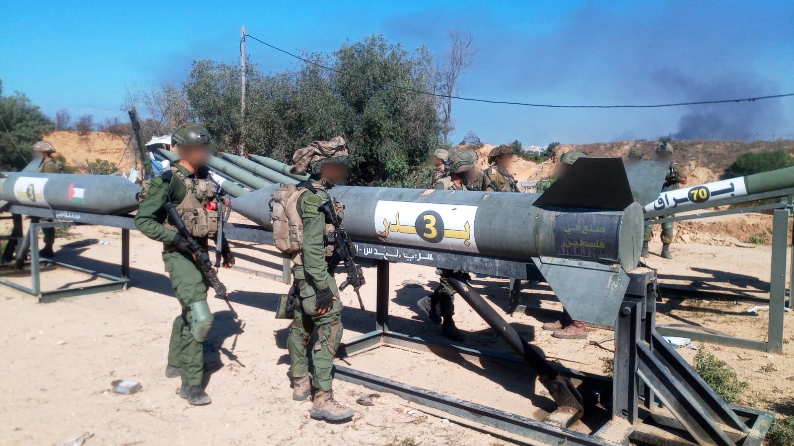לוחמי צה״ל ליד רקטות בדר־3 בעמדה בצפון רצועת עזה, נובמבר 2023