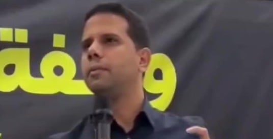 מוחמד מג'אדלה מדבר מול קהל