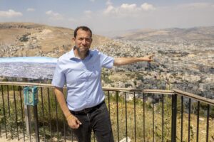 יוסי דגן, ראש מועצת שומרון, במצפה