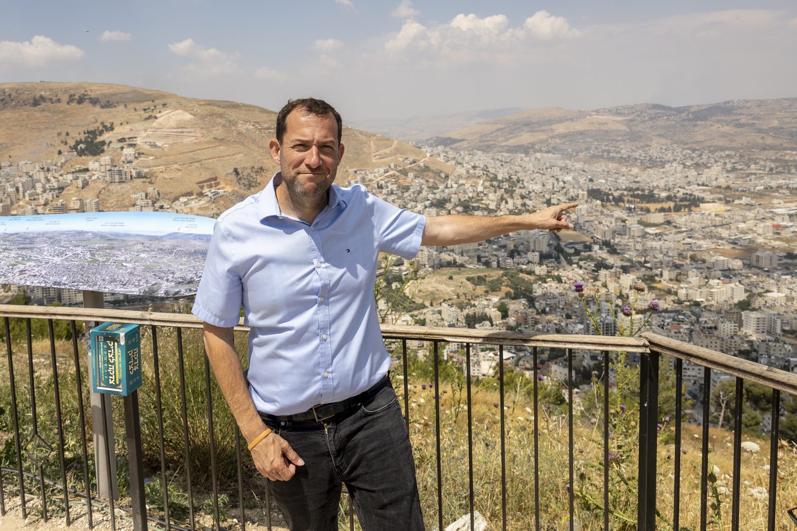 יוסי דגן, ראש מועצת שומרון, במצפה